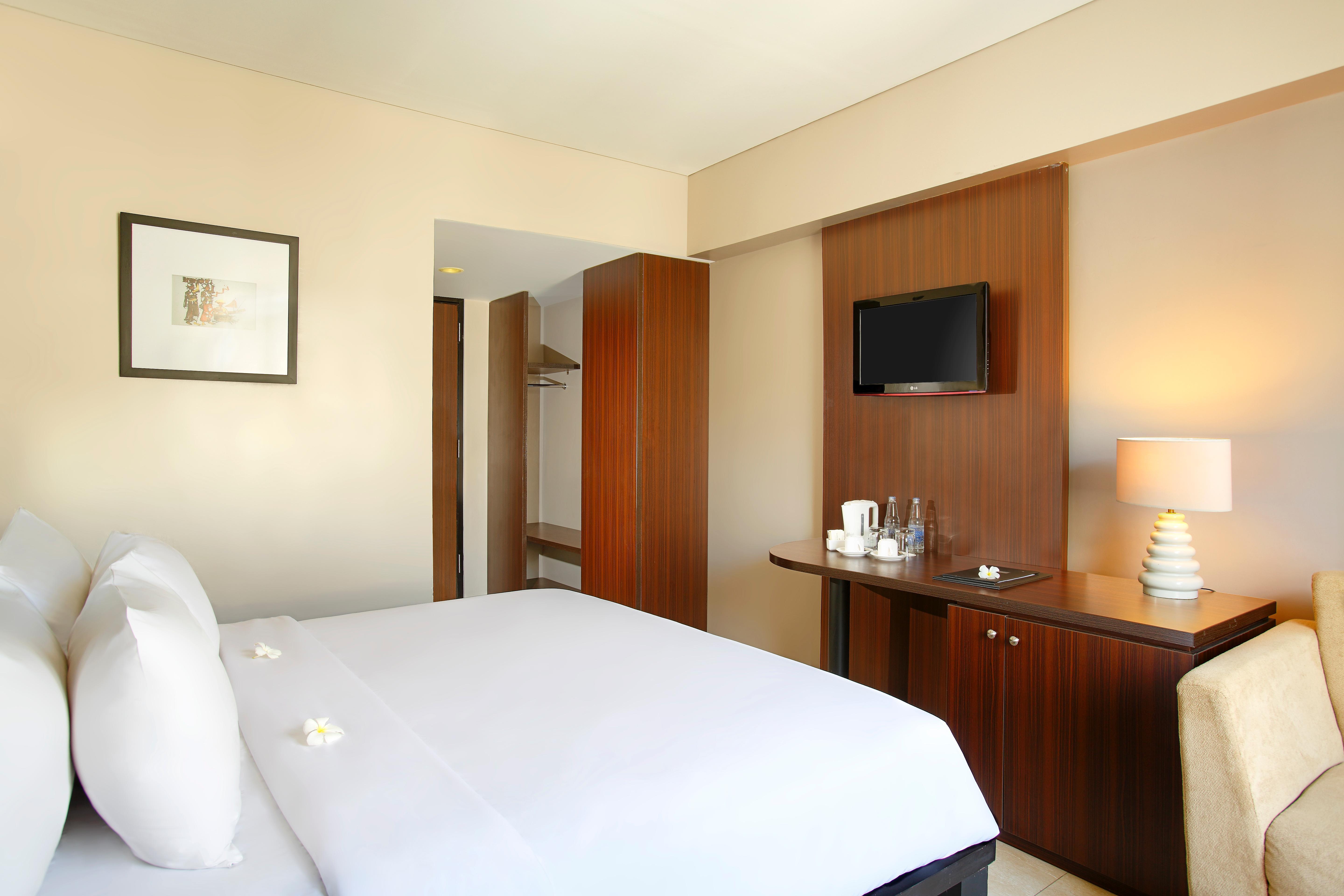 Hotel Santika Kuta Кута Экстерьер фото