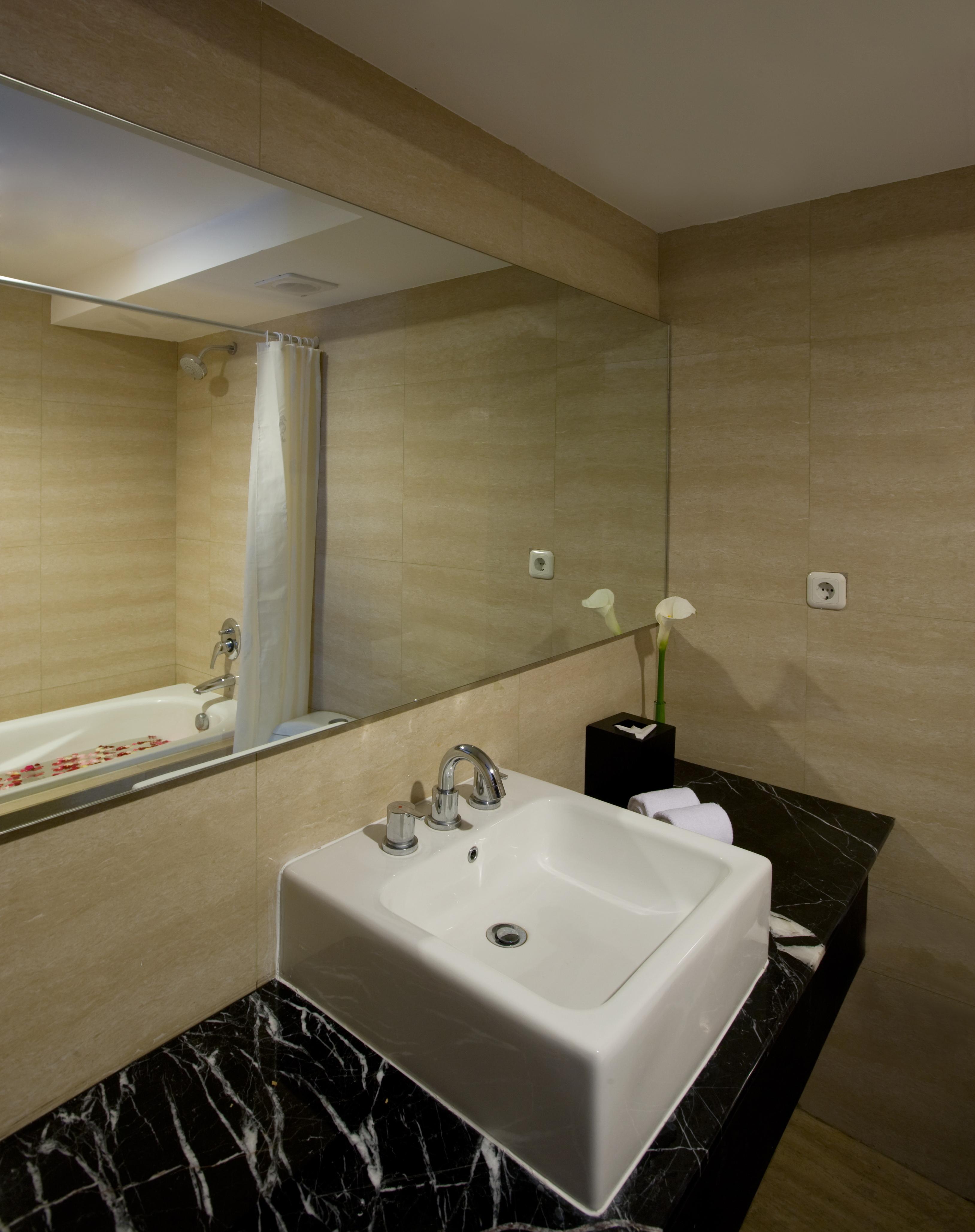 Hotel Santika Kuta Кута Экстерьер фото